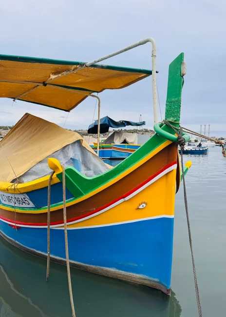 obraz_marsaxlokk_lodeczka_luzzu_3_proporcja.jpg