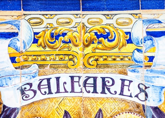 wytwory_obraz_azulejos z napisem Baleares, nawiązującym do hiszpańskiego archipelagu Balearów na Morzu Śródziemnym_proporcja.jpg